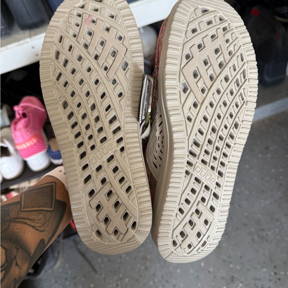 Rare Hey Dude Unisex Hawaiian patterned Pink and Tan Floral slip on shoes - Picture 3 of 5